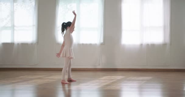 Petite fille dansant seule dans un studio — Video