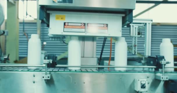 Maszyny w linii produkcji zautomatyzowanej butli chemicznych — Wideo stockowe