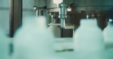 kimyasal bir üretim hattı şişelerde