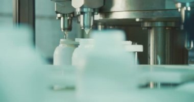 Bir otomatik kimyasal şişe üretim hattında makineleri