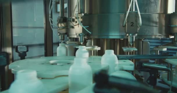 Kemiska flaskor i en produktionslinje — Stockvideo