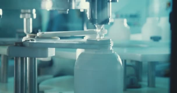 Наполнение химических бутылок в производственной линии — стоковое видео