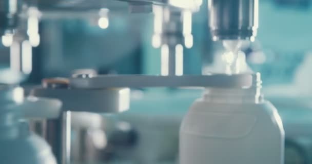 Vullen van chemische flessen in een productielijn — Stockvideo