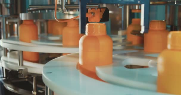 Μηχανές σε μια γραμμή παραγωγής αυτοματοποιημένη χημική μπουκάλια — Αρχείο Βίντεο