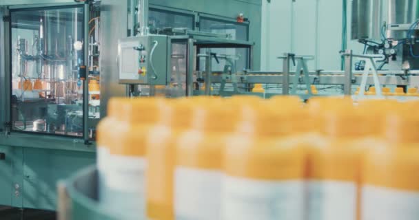 自动化化工瓶生产线中的机器 — 图库视频影像