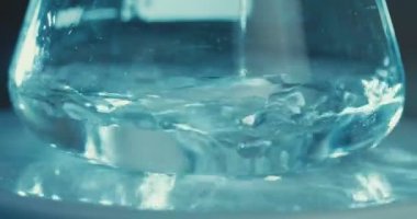 Coronavirus salgını bilim adamı bir korona virüsü aşısı bulmaya çalışıyor.