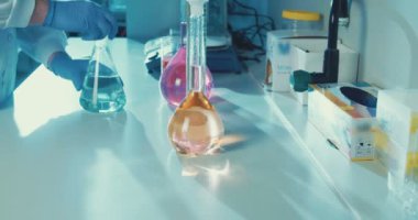 Coronavirus salgını bilim adamı bir korona virüsü aşısı bulmaya çalışıyor.