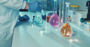 Coronavirus salgını bilim adamı bir korona virüsü aşısı bulmaya çalışıyor.
