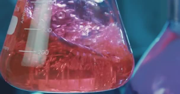 테스트 튜브 안에 화학 물질을 혼합의 슬로우 모션 — 비디오