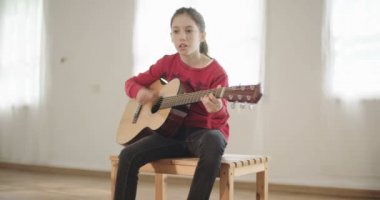 genç kız gitar çalıyor ve şarkı