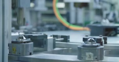 Bir üretim hattında otomatik makine