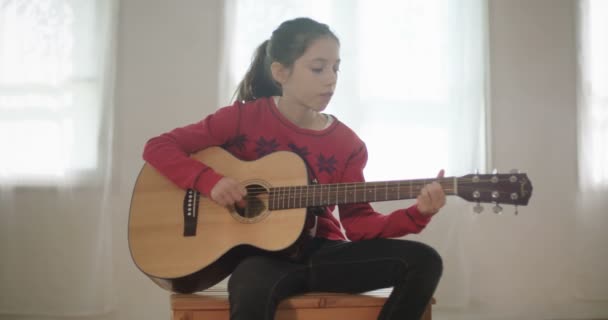 Niña tocando la guitarra y cantando — Vídeo de stock