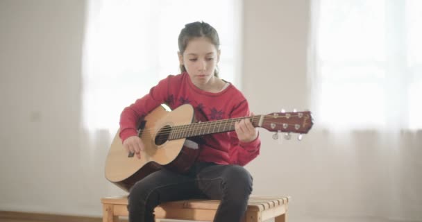 Jong meisje spelen gitaar en zang — Stockvideo