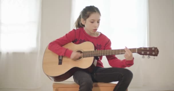 Young girl playing guitar and singing — Stock Video