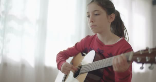 Junges Mädchen spielt Gitarre und singt — Stockvideo