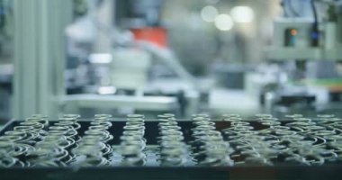 Bir üretim hattında otomatik makine