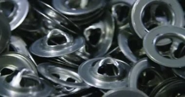 Bir üretim tesisi metal parçalar
