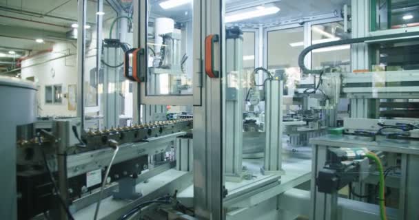 Geautomatiseerde machine in een productielijn — Stockvideo