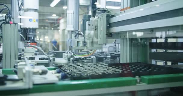 Automatiserad maskin i en produktionslinje — Stockvideo