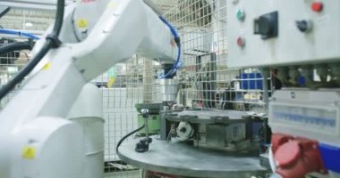 Bir üretim hattında çalışan robot