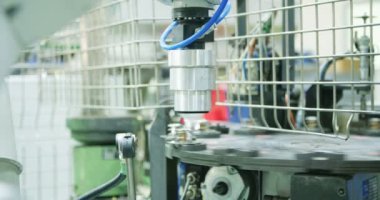 Bir üretim hattında çalışan robot