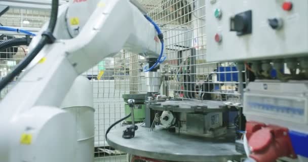 Робот работает на производственной линии — стоковое видео