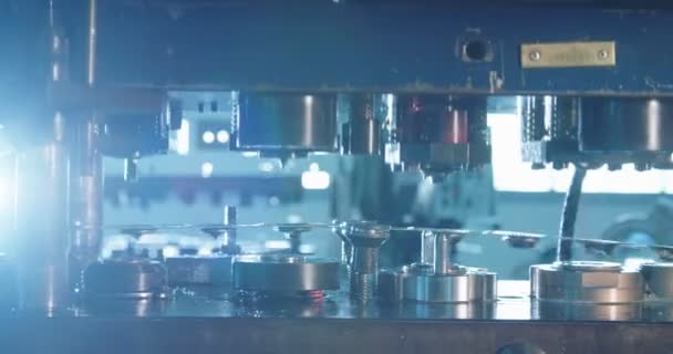 Metal parçalarını oluşturan bir yumruk baskısının yakın çekimi — Stok video