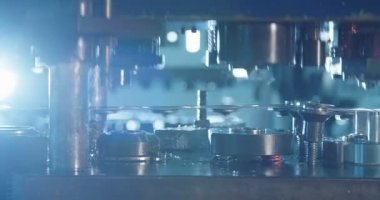 Metal parçalarını oluşturan bir yumruk baskısının yakın çekimi