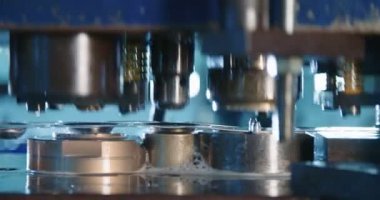 Metal parçalarını oluşturan bir yumruk baskısının yakın çekimi