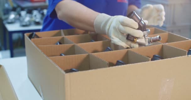 Piezas de embalaje del trabajador para la entrega en un almacén — Vídeos de Stock