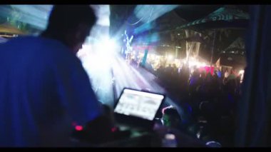 Kineret, İsrail, 6 Nisan 2018-Dj oyun ve insanlar transa dans partisi