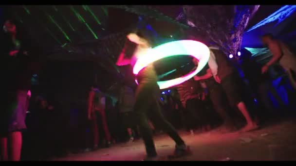 KINERET, ISRAEL, 6 de abril de 2018-Una chica bailando con un hola hoop en una fiesta de trance — Vídeos de Stock