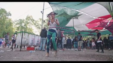 Kineret, İsrail, Nisan 6 hola hoop bir trance parti ile dans 2018-bir kız