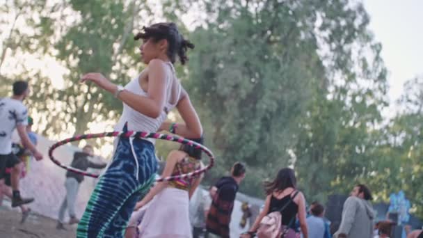 Kineret, Israel, April 6 2018-en flicka dansa med en hola hoop i en trance-part — Stockvideo