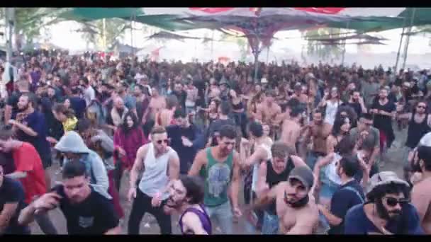 Kineret, Izrael, április 6 2018-emberek tánc jelleggel trance party — Stock videók