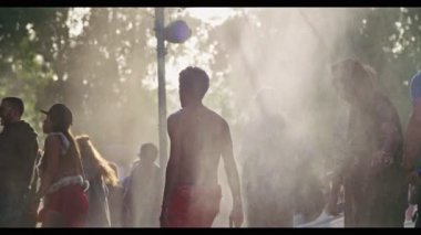 Kineret, İsrail, 6 Nisan 2018-insanlar bir doğada dans trance parti