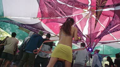 Kineret, İsrail, Nisan 6 bir trance parti bir kurdele ile dans 2018-bir kız