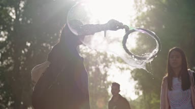 Kineret, İsrail, 6 Nisan 2018 - yavaş hareket insan sabun köpüğü yapma