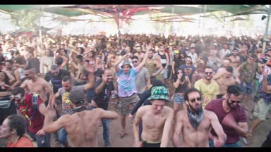 Kineret, İsrail, 6 Nisan 2018-insanlar bir doğada dans trance parti