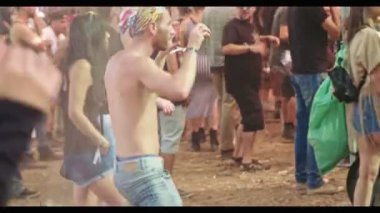 Kineret, İsrail, 6 Nisan 2018-insanlar bir doğada dans trance parti