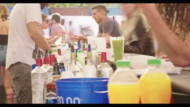 Kineret, Israel, April 6 2018-tid förfaller människor att köpa drinkar i en bar — Stockvideo
