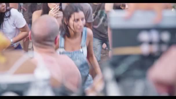 Kineret, İsrail, 6 Nisan 2018-insanlar bir doğada dans trance parti — Stok video