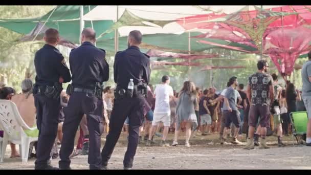 KINERET, ISRAEL, 6 de abril de 2018- Pessoas dançando em uma festa de transe da natureza — Vídeo de Stock