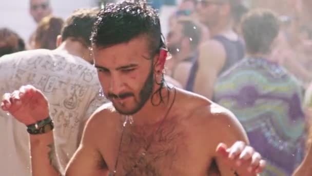 KINERET, ISRAELE, 6 aprile 2018-Rallentatore di un uomo che balla in una festa di danza — Video Stock