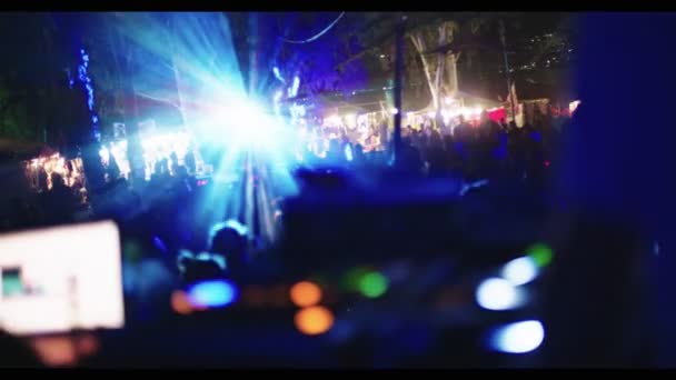 DJ jouant dans une grande fête de transe avec une grande foule de gens dansant — Video