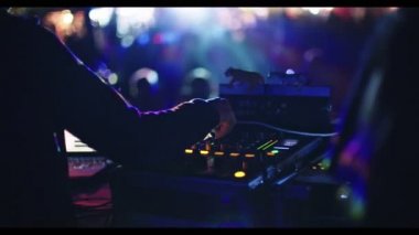 Dj büyük trance parti kalabalık dans kişi ile oynamak