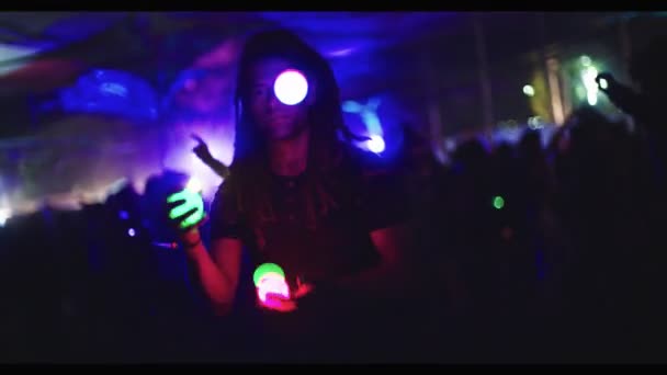 Мужчина жонглирует легкими мячами во время ночной вечеринки — стоковое видео