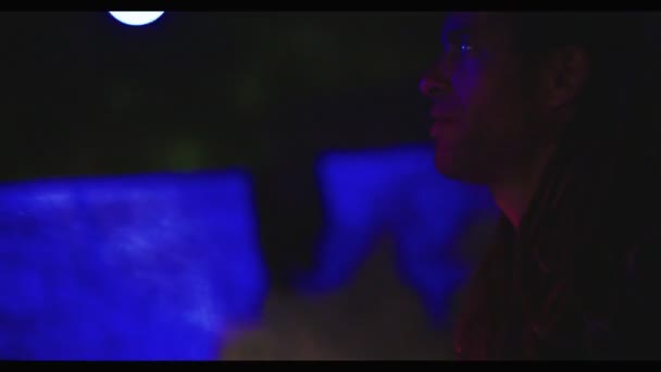 Hombre haciendo malabares con bolas de luz durante una fiesta nocturna — Vídeos de Stock