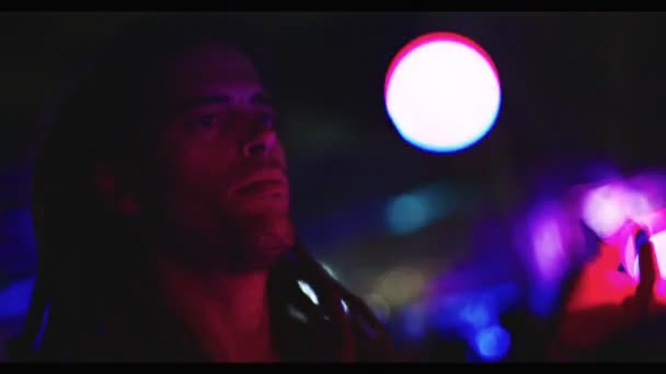 Hombre haciendo malabares con bolas de luz durante una fiesta nocturna — Vídeos de Stock