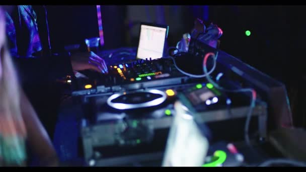 DJ tocando em uma grande festa de transe com grande multidão de pessoas dançando — Vídeo de Stock